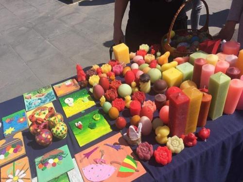 Продајна изложба испред Храма